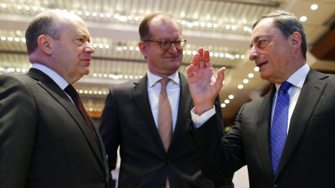 El presidente del BCE, Mario Draghi (d), converas con el consejero delegado de Deutsche Bank, John Cryan (i), y el de Commerzbank, Martin Zielke (c), en un congreso de banca celebrado en Fráncfort. REUTERS/Ralph Orlowski