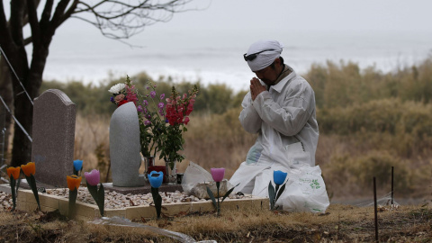 Norio Kimura reza por su familia frente a un monumento que hizo por su familia a la que perdió, el 11 de marzo de 2011 en el tsunami, cerca de Okuma al lado de TEPCO./ REUTERS-Toru Hanai