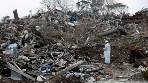 Norio Kimura, 49 años, perdió a su padre, mujer e hija el 11 de marzo de 2011 en el tsunami, cerca de Okuma al lado de TEPCO./ REUTERS-Toru Hanai