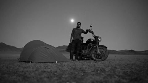 El fotógrafo Walter Astrada, junto a su moto, Atenea, en las llanuras de Mongolia.- WALTER ASTRADA