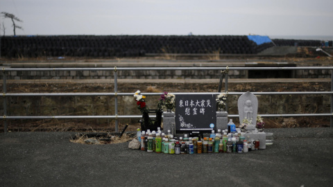 Monumento a las víctimas del terremoto y tsunami del 11 de marzo de 2011 en Tomioka, cerca de la planta nuclear de TEPCO./ REUTERS-Toru Hanai