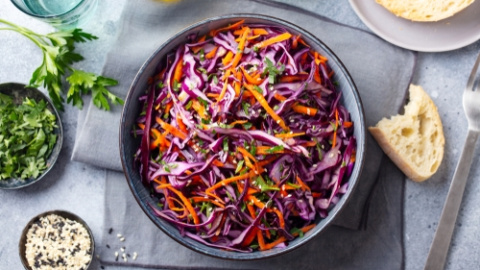 Ensalada coleslaw de col lombarda. 