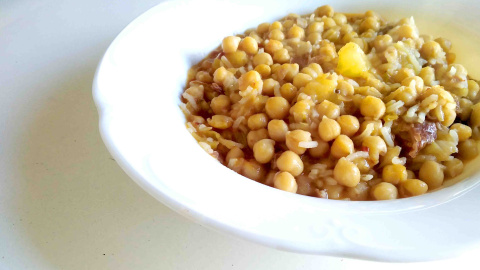 Garbanzos con arroz y jamón.