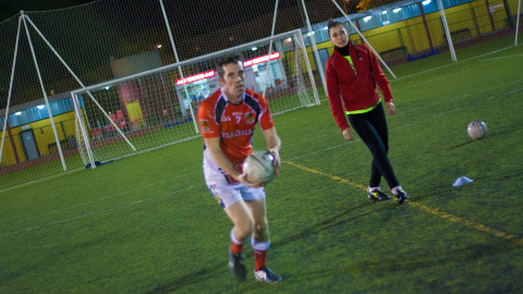 Dos de los jugadores de fútbol gaélico de Madrid Harps durante el entrenamiento. CHRISTIAN GONZÁLEZ