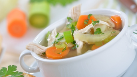  Sopa de pollo, zanahorias y champiñones.