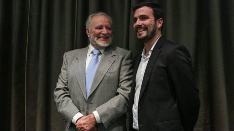 Julio Anguita junto a Alberto Garzón durante la presentación del libro 'Atraco a la Memoria'- IU/ José Camó