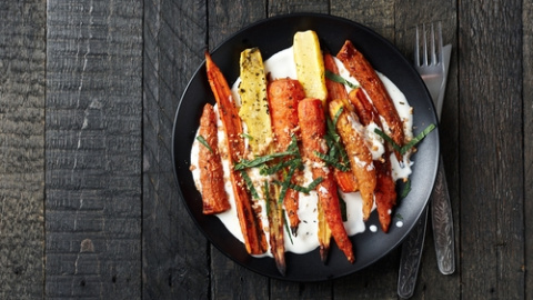 Zanahorias asadas sobre salsa de yogur de hierbas. 