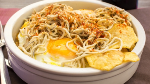 Huevos con gulas y patatas panadera.