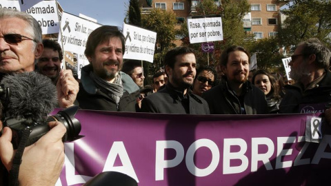 Pablo Iglesias y Alberto Garzón durante la protesta en la sede de Gas Natural Fenosa / EFE