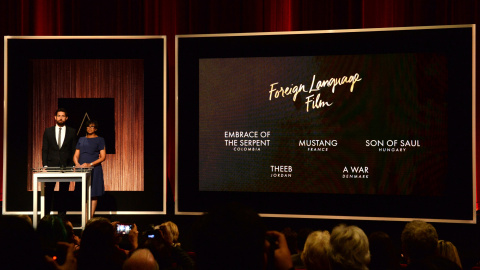 El actor estadounidense John Krasinski y la presidenta de la Academia de Hollywood, Cheryl Boone Isaacs, durante el anuncio de las candidaturas a los premios Óscar para la película extranjera. REUTERS/Phil McCarten