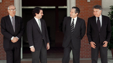 En 1997, en Madrid, sucedía esta instantánea del entonces presidente del Gobierno, José María Aznar, con los anteriores presidentes constitucionales, Leopoldo Calvo Sotelo, Adolfo Suárez y Felipe González, en el Palacio de la Moncloa.