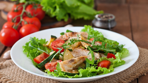 Ensalada de pollo y calabacín. 