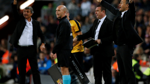 El entrenador del Málaga CF, Juande Ramos, y el del FC Barcelona, Luis Enrique, durante el partido de la duodécima jornada de Liga de Primera División en el Camp Nou. REUTERS/Albert Gea