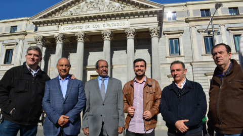 Alberto Garzón junto al presidente de la autoproclamada República Saharui, frente al Congreso de los Diputados.- AGUSTÍN MILLÁN