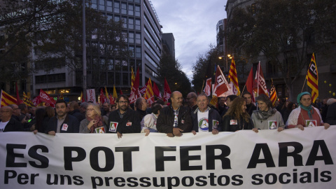 Sindicatos, organizaciones y entidades sociales, en la manifestación para pedir unos presupuestos de la Generalitat que sean sociales. EFE/Quique García