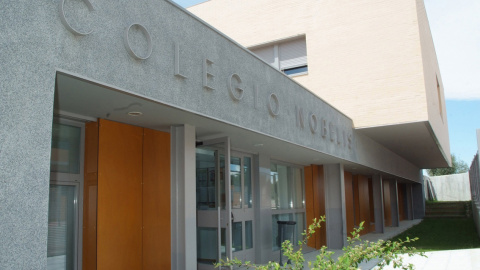 Fachada del colegio Nobelis, en Valdemoro.