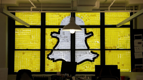 El logo de Snapchat creado con papelitos de Post-it en las ventanas de la agencia de publicidad Havas Worldwide en Nueva York. REUTERS/Mike Segar