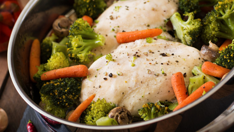 Verduras y pechuga de pollo al vapor. 