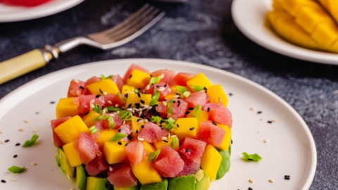 Tarta de atún rojo, con aguacate y mango. 