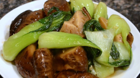 Salteado de pak choi con setas shiitake. 