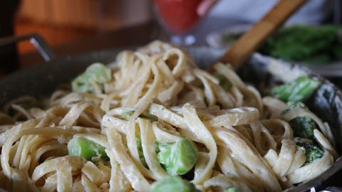 Tallarines a la salsa Alfredo con brócoli. 