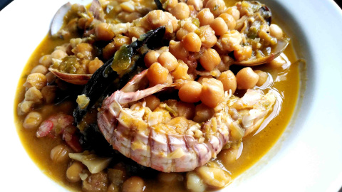 Garbanzos con marisco. 