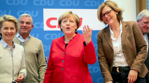 La canciller alemana Angela Merkel, con la ministra de Defensa, Ursula von der Leyen (i), la ministra de Interior del 'lander' de Baden-Wuerttemberg, (2i), la presidenta de la CDU en Renania-Palatinado Julia Kloeckner (2d), y el primer mini