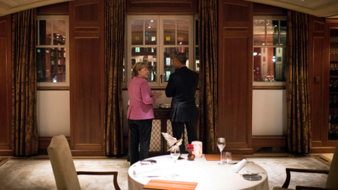 La canciller alemana Angela Merkel y el presidente de EEUU Barack Obama, en una cena privada en el Hotel Adlon de Berlin. REUTERS/Guido Bergmann Bundespresseamt