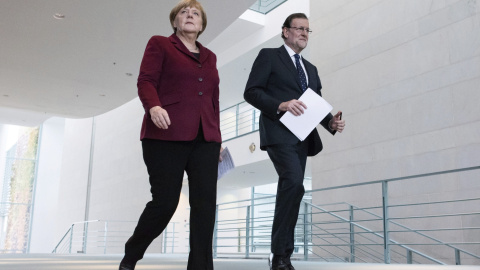 La canciller alemana, Angela Merkel, y el presidente del gobierno español, Mariano Rajoy, se disponen a comparecer en una rueda de prensa después de una reunión bilateral en Berlín. EFE/Bernd Von Jutrczenka