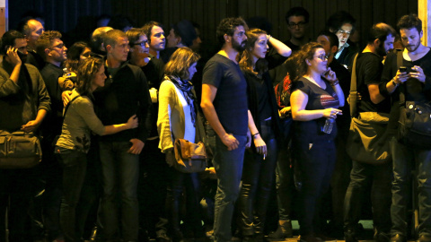 Decenas de personas observan el asalto de la Policía francesa al interior de la sala de conciertos donde los terroristas yihadistas mantenían a más de 100 rehenes. REUTERS