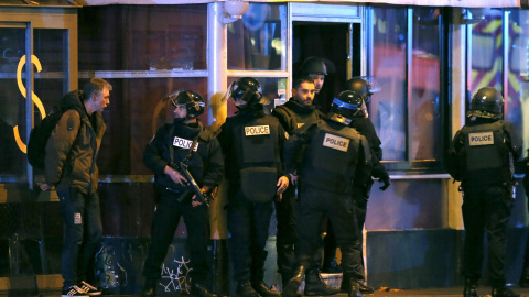 Policía francesa asegura un área cercana a la sala Bataclan, donde los terroristas habían tomado 100 rehenes. Los agentes los han liberado, pero informan de que han encontrado "una masacre" en el interior.