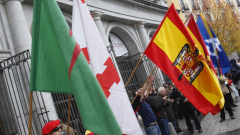 Unas 200 personas se han concentrado en la Plaza de Oriente de Madrid para recordar y homenajear a Francisco Franco cuando se cumplen 41 años de su muerte. EFE/Zipi