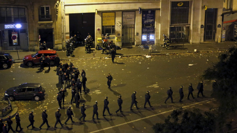 Agentes de Policía franceses con escudos protegen la sala de conciertos Bataclan, en Paris, atacada en los atentados terroristas de este viernes. REUTERS