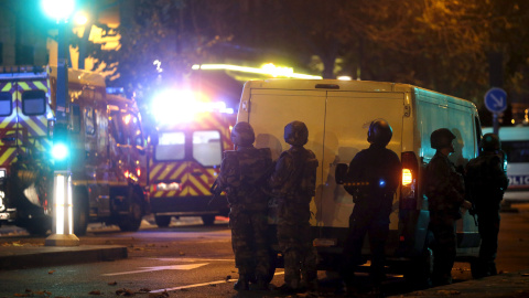 La policía antidisturbios francesa asegura el área cerca de la sala de conciertos Bataclan tras un fatal tiroteo en un restaurante en París, Francia, 13 de noviembre de 2015. Hay rehenes en la sala.- REUTERS / Christian Hartmann