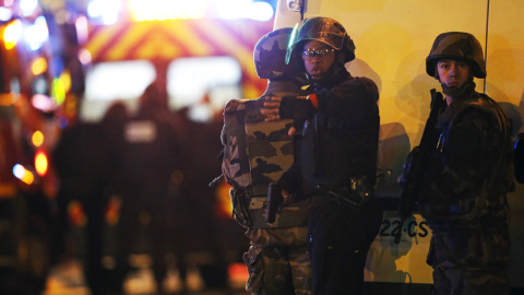 Fuerzas de seguridad francesas piden a los testigos y periodistas cerca de la sala de conciertos Bataclan que se aparten. La discoteca fue tomada por terroristas yihadistas durante los atentados en París de este viernes. REUTERS