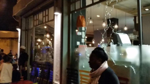 Cristales rotos durante el tiroteo en una cafetería cerca de la Plaza de la República de París.- TWITTER