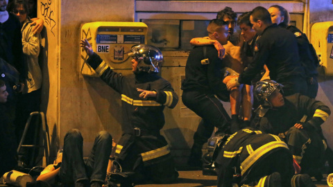 Bomberos franceses intervienen cerca de la sala de conciertos de Bataclan, uno de los objetivos de los terroristas yihadistas en los atentados de este viernes en Francia. REUTERS