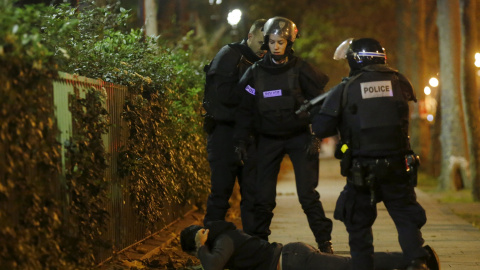 Un hombre permanece tumbado en el suelo mientras policías franceses comprueban su identidad. REUTERS