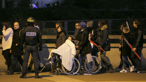 La Policía francesa controla a la multitud que abandona el estadio Stade de France tras los atentados perpetrados mientras se disputaba el amistoso Francia-Alemania. REUTERS