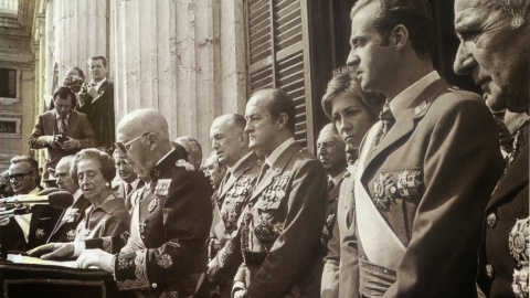 Francisco Franco y el entonces príncipe Juan Carlos, en el balcón del Palacio Real, en el acto de apoyo al régimen el 1 octubre 1975.