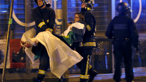 Bomberos franceses ayudan en las labores de atención a los heridos. REUTERS