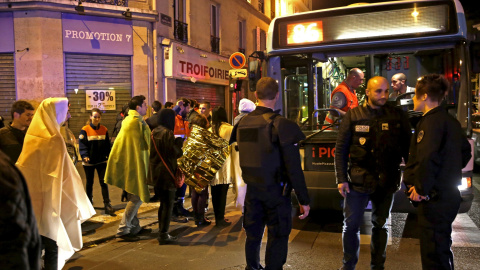 Agentes de policía franceses protegen a las víctimas de los atentados de París, perpetrados en la noche de este viernes. REUTERS