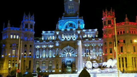 El Ayuntamiento de Madrid, iluminado con los colores de la bandera gala como gesto de solidaridad tras los atentados de este viernes en París. AYUNTAMIENTO DE MADRID