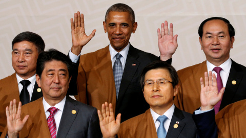 El presidente de EEUU, Barack Obama, junto a otros líderes de los países APEC (las siglas en inglés deAsia-Pacific Economic Cooperation), posan ataviados con típicos chales peruanos en la foto de familia de la cumbre celebrada en Lima. REUT