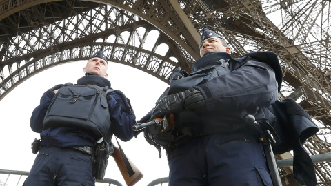 Agentes de la Policía  bajo la Torre Eiffel tras los atentados mortales en París. REUTERS