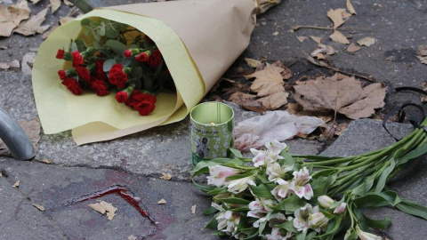 Ramos de flores junto a la sala Bataclan. - EFE