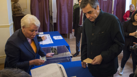 François Fillon votando esta mañana en las primarias.