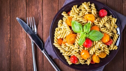  Ensalada de pasta al pesto verde o genovés.