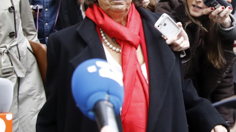 La senadora y exalcaldesa de Valencia por el PP, Rita Barberá, rodeadas por los medios a su salida de la sede del Tribunal Supremo tras declarar voluntariamente como investigada o imputada por un delito de blanqueo de dinero relacionado con