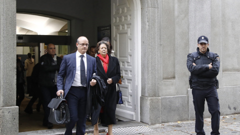 La senadora y exalcaldesa de Valencia por el PP, Rita Barberá, acompañada por su abogado, José Antonio Choclán, a su salida de la sede del Tribunal Supremo tras declarar voluntariamente como investigada o imputada por un delito de blanqueo 